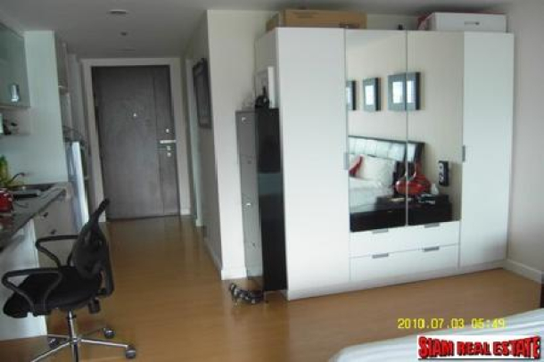 Studio for rent close to Nana skytrain station and within walking distance to the Sukhumvit MRTA underground.-3