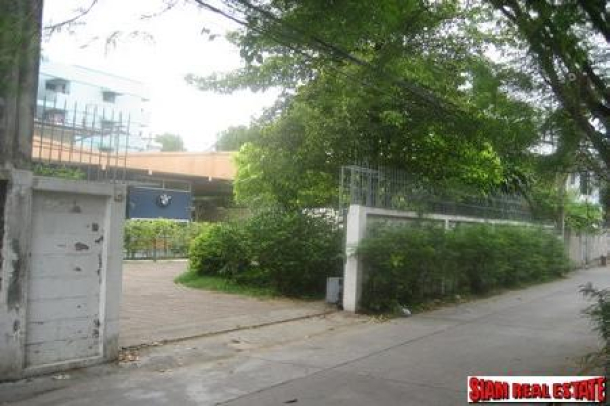 Plot of Land for sale on Pradiphat Road, located in between Ari and Saphan Khawai skytrain station-1