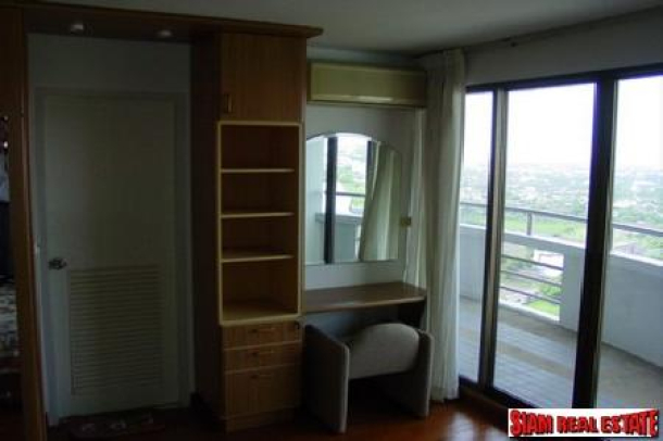 Charming 3 bedrooms 2 bathrooms condo for sale, located near the junction of Srinakarin and Pattanakarn Road.-8