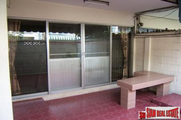 Traditional 3 bedrooms, 2 bathrooms townhouse for sale on the middle of Sukhumvit 71-2