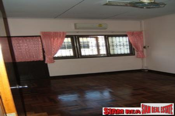 Traditional 3 bedrooms, 2 bathrooms townhouse for sale on the middle of Sukhumvit 71-8