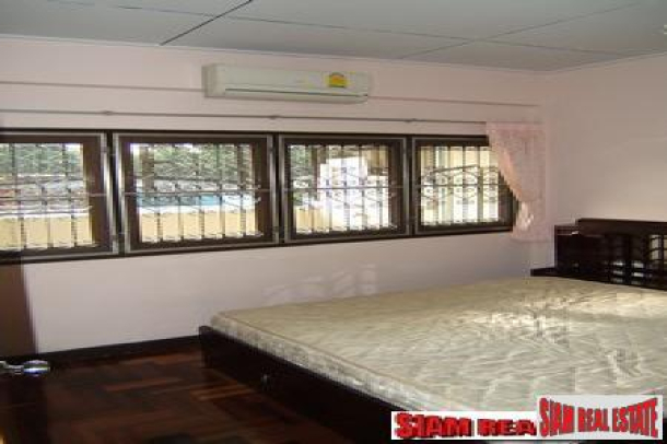 Traditional 3 bedrooms, 2 bathrooms townhouse for sale on the middle of Sukhumvit 71-9
