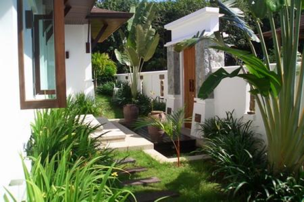 Modern Tropical Three Bedroom Pool Villas in a Small Estate near Laguna-4