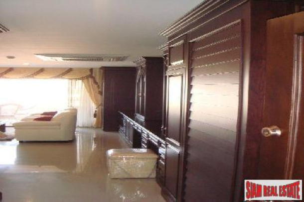 Studio For Sale Which Affords The Owner Everything On The Doorstep - North Pattaya-7