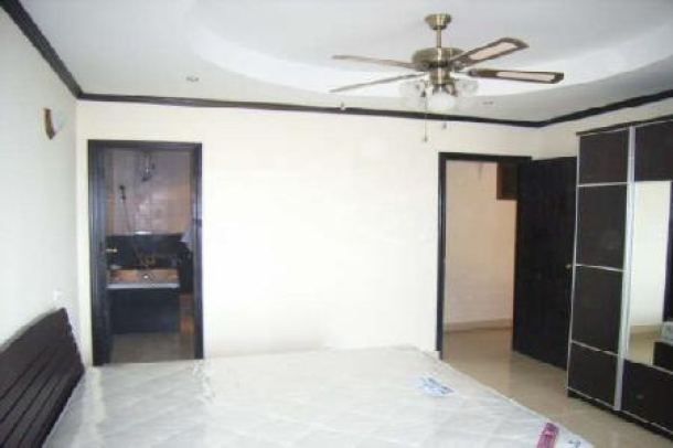 An Ample Sized 2 Bedroom Condo Situated In The Popular Area Of Jomtien-5