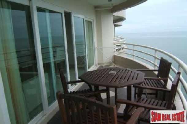 Beachfront 2 bedrooms  condominium with a nice sea and mountain views-5