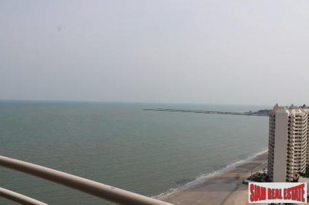 Beachfront 2 bedrooms  condominium with a nice sea and mountain views-8