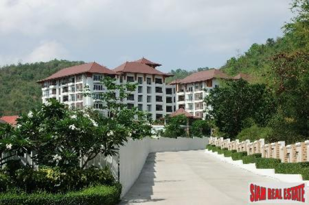 Luxurious Condominium Development in the Centre of Hua Hins Golfing District.-2