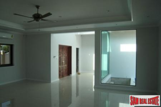 Luxurious Three Bedroom Villa on High-end Project in Hua Hin-4