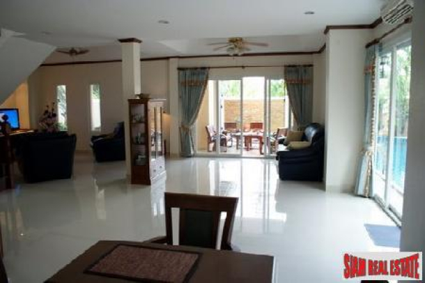 Beautiful 5 Bedroom House With a Stunning L Shaped Swimming Pool - Jomtien-2