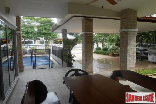 Idyllic 3 Bedroom House Set In A Quiet Group Of Properties - East Pattaya-4