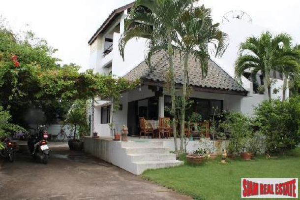3 Storey house for sale only 100 meter to the beach.-1