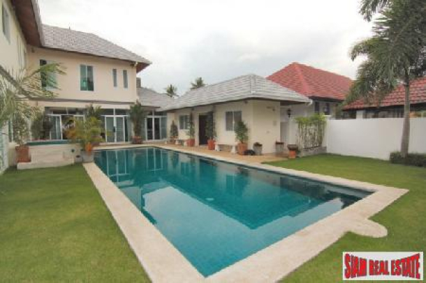 Exceptional 4 Bedroom 5 Bathroom Villa Now For Sale In An Ideal Location - East Pattaya-2