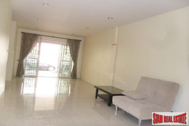 3 Bedroom Apartment Available For Long Term Rent - Wong Amat-16