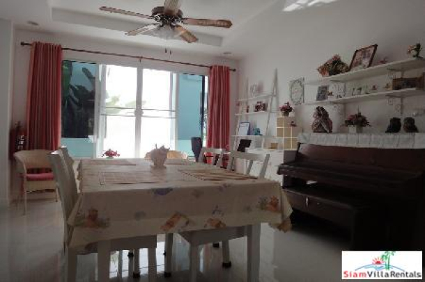 A three bedroom house for rent in a small development only a few mins drive from Hua Hin town.-2