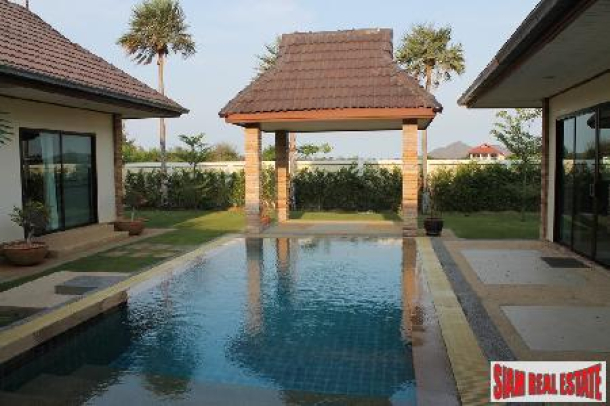 A three bedroom house for sale in a small development only a few mins drive from Hua Hin town.-9