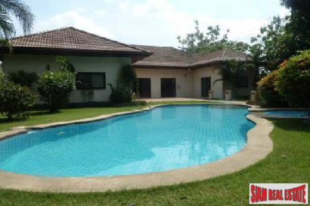 5 Bedroom House With Private Swimming Pool - East Pattaya-1