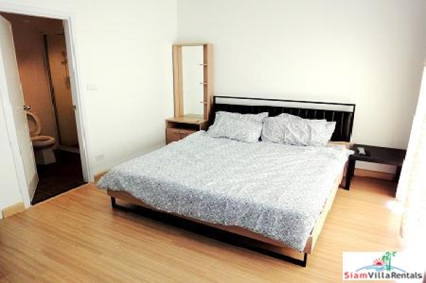Town House in a Compound for Rent near BTS Bearing.-7