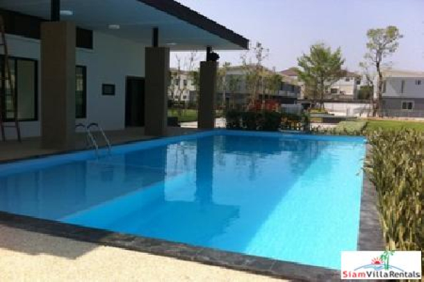 Town House in a Compound for Rent near BTS Bearing.-8