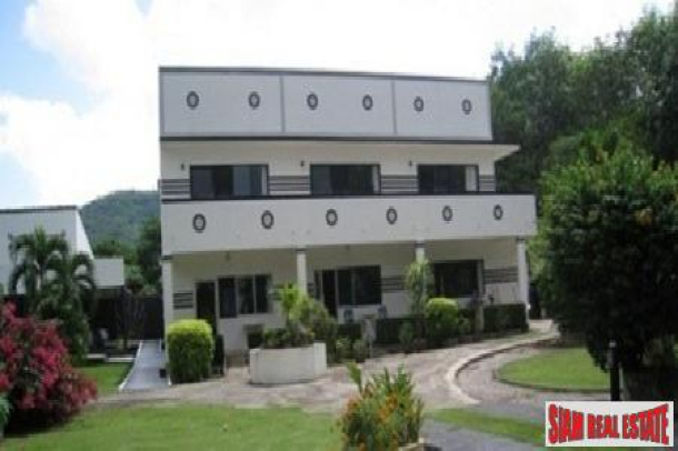 Rental Opportunity in Thalang: Main House, 3 x 2 Apartments, and 2 offices-4