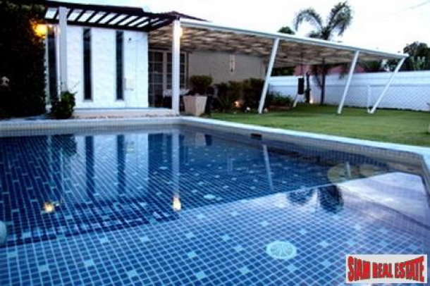 Quality Three-Bedroom Pool Villa in Central Cha-Am-1