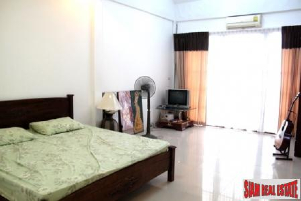 Quality Three-Bedroom Pool Villa in Central Cha-Am-5