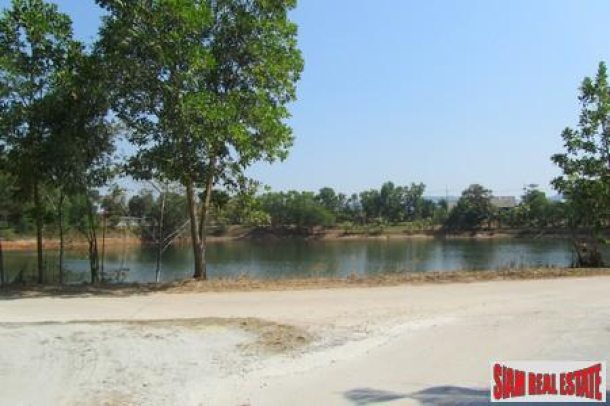 Bang Jo guest villa with large swimming pool and lake views-15