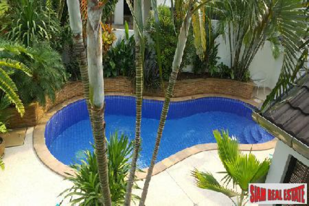 Modern 3 Bedroom House with a Private Pool Situated Directly on Loch Palm Golf Course-12