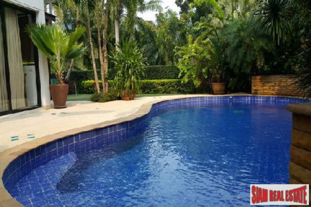 Modern 3 Bedroom House with a Private Pool Situated Directly on Loch Palm Golf Course-14