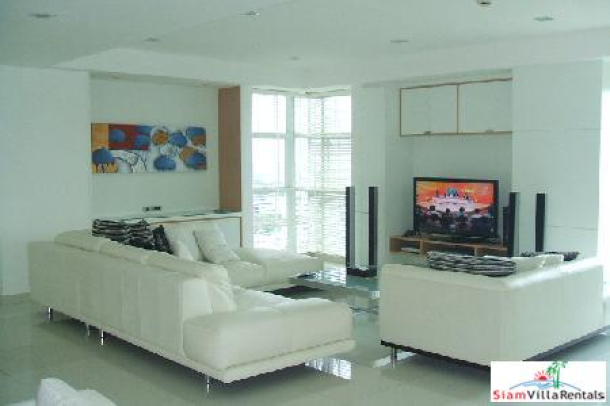 Stunning three bedroom with magnificent views of the royal sports club.-1