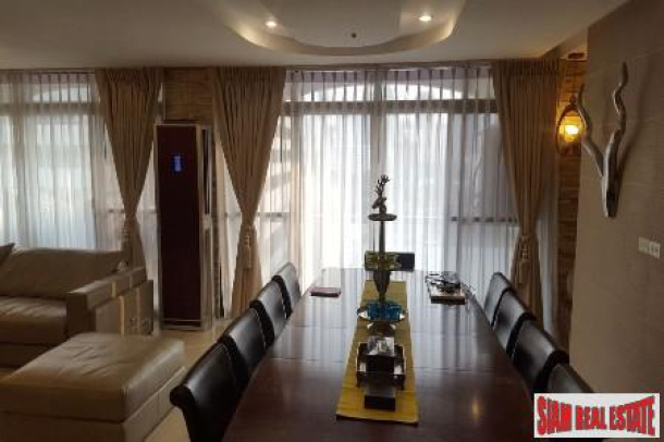 Spacious luxurious two bedroom in Phrom Phong!-3