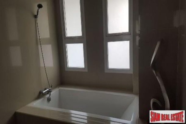 Spacious luxurious two bedroom in Phrom Phong!-9