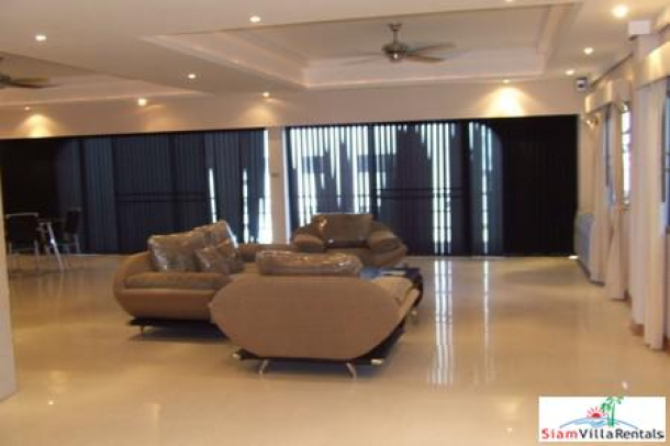 Spacious 3 BR Apartment (208M2) Low Rise Apartment on Pratumnak Hills for Rent-1