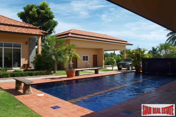 4 Beds 5 Baths Luxury Pool Villa on a Huge 1684 Sq.m. Piece of Land in Pattaya-1