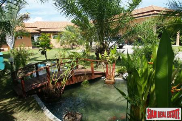4 Beds 5 Baths Luxury Pool Villa on a Huge 1684 Sq.m. Piece of Land in Pattaya-2