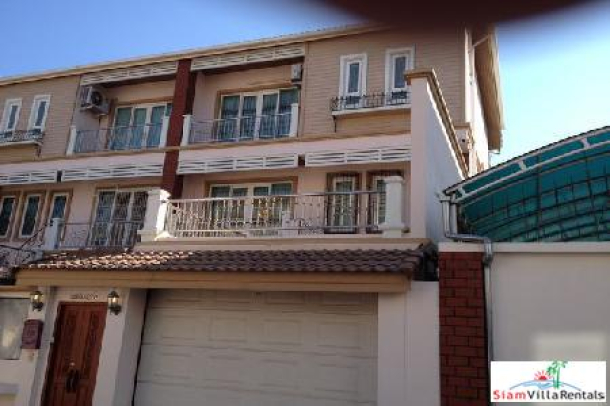 3 Beds with Private with Private Pool and Parking Townhouse on Pratumnak Hills-2