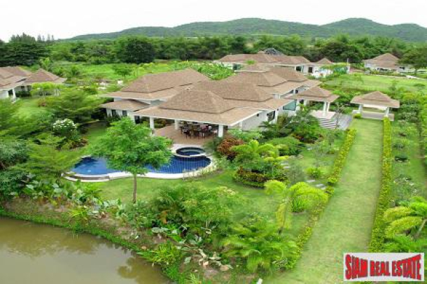 Hua Hin Superb Residence Pool Villas in a Tropical Setting.-2