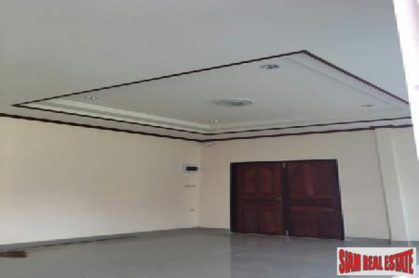 Modern 3 Bedroom Houses With Large Living Areas - Bang Saray-10