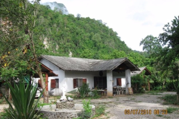 Guesthouse & Bar Commercial Building for Rent near Chiang Dao Cave, Chiang Mai Thailand.-8