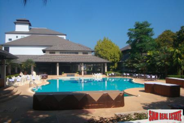 Chiang Mai Bargain For Sale a 210 sqm Golf Course Penthouse-1