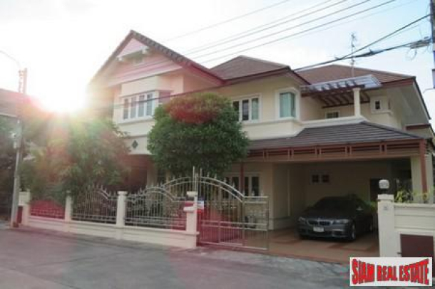 Single House in Compound at Onnut 17. Reduced to Sell Quick! 10.8 Million THB. *Urgent Sale.-1
