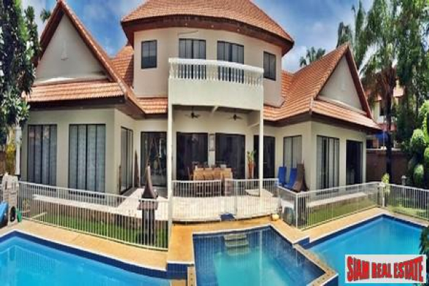 Luxurious 5 Bedrooms Pool Villa in Secure Village Located on The Best Location of Pattaya & Just 200 Meters from Jomtien Beach-3
