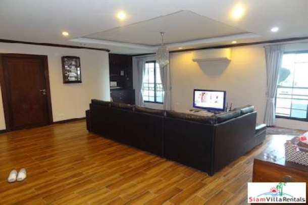 Large and Private Two Bedroom Condo in a Great Location, Chong Nonsi-7