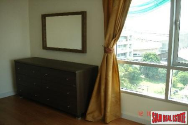 For Rent a Private Corner One Bedroom on Top Floor in Sukhumvit Soi 67-10