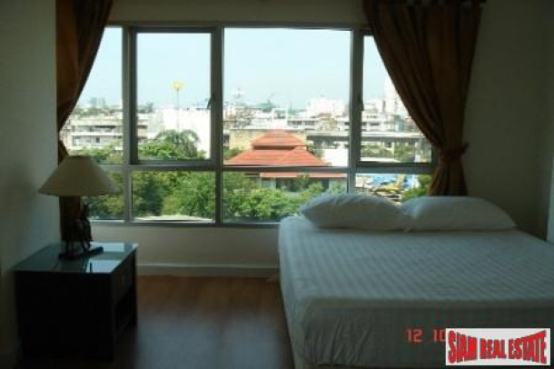 For Rent a Private Corner One Bedroom on Top Floor in Sukhumvit Soi 67-9