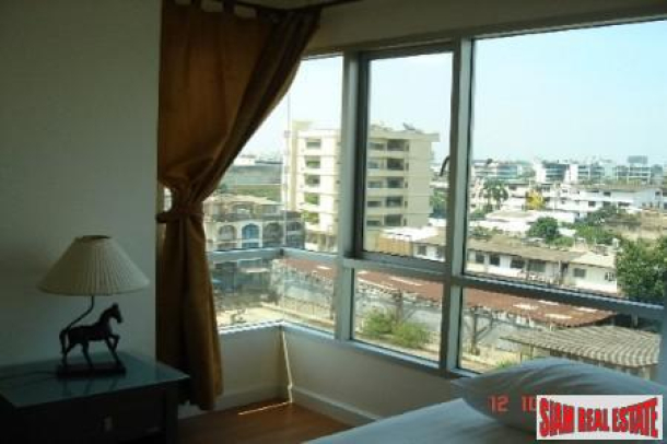 For Rent a Private Corner One Bedroom on Top Floor in Sukhumvit Soi 67-1