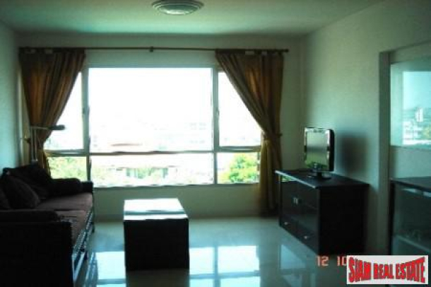 For Rent a Private Corner One Bedroom on Top Floor in Sukhumvit Soi 67-5