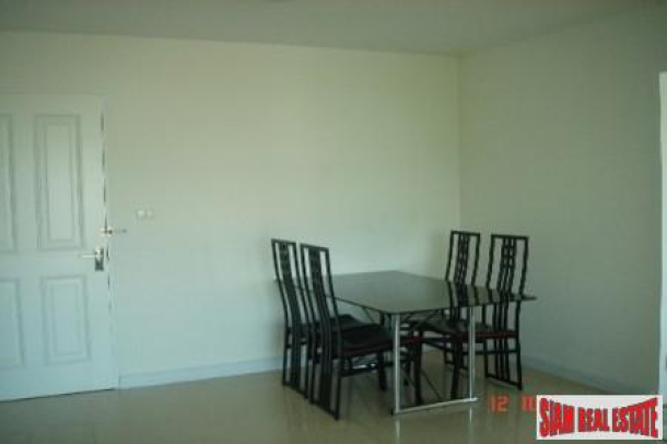 For Rent a Private Corner One Bedroom on Top Floor in Sukhumvit Soi 67-6