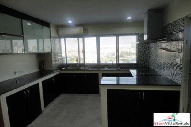 Freshly renovated, very large 3 bedroom family condo. Phrom Pong BTS.-1