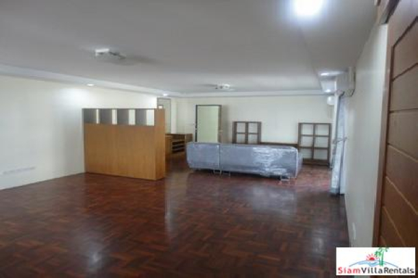Freshly renovated, very large 3 bedroom family condo. Phrom Pong BTS.-3